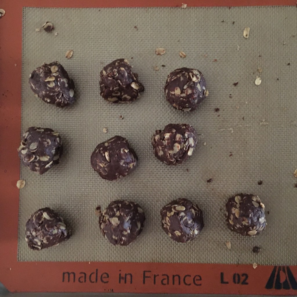 Small batch no-bake chocolate tahini&nbsp;truffles